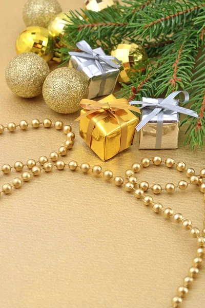 Geschenke und Weihnachtsdekoration — Stockfoto