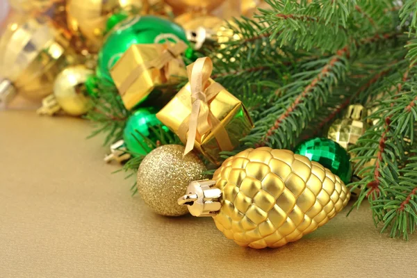 Gold Bump und Weihnachts-Dekorationen Royaltyfria Stockbilder