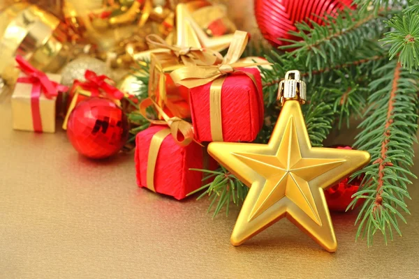 Estrella de oro y decoraciones navideñas —  Fotos de Stock