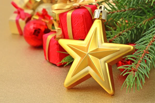 Золотая звезда и рождественские украшения — стоковое фото