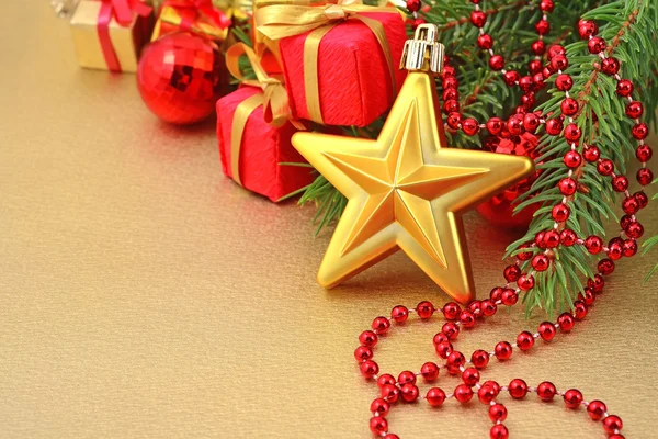 Guldstjärna och juldekorationer — Stockfoto