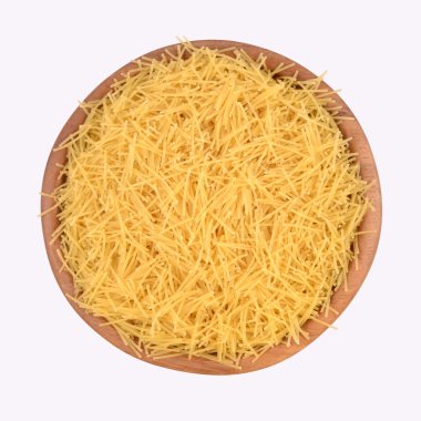 ahşap bir kapta makarna çeşitleri