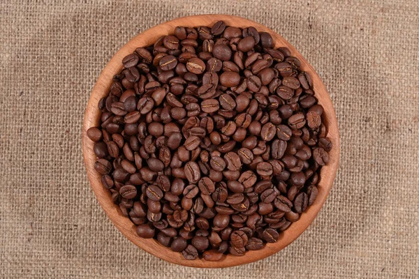 Granos de café en un tazón de madera — Foto de Stock