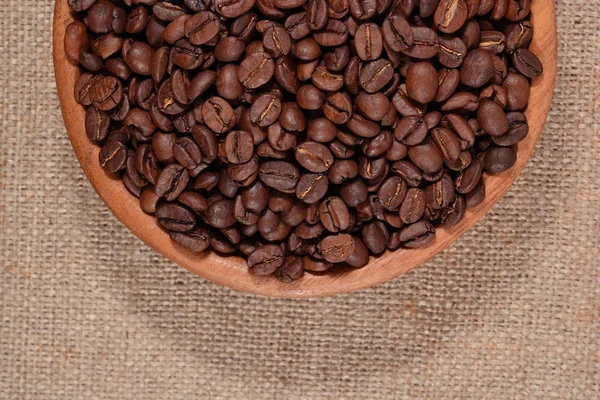 Grãos de café em uma tigela de madeira — Fotografia de Stock