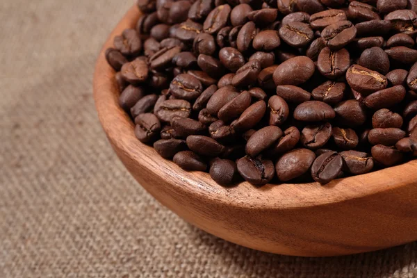 Kaffebönor i en träskål — Stockfoto
