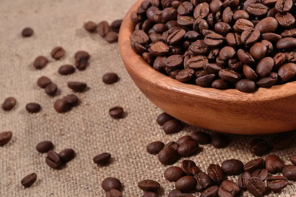 Granos de café en un tazón de madera — Foto de Stock