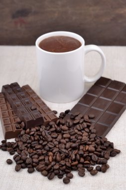 Beyaz fincan sıcak çikolata kahve çekirdekleri ve çikolata backgro
