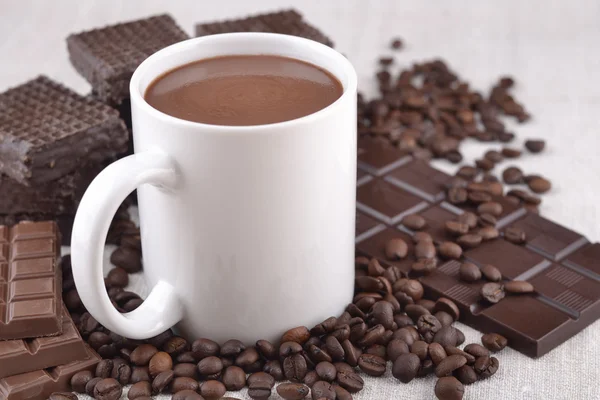 ホワイト チョコレートのカップのホット コーヒー豆とチョコレート backgro — ストック写真