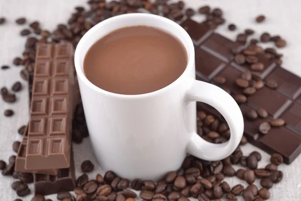 ホワイト チョコレートのカップのホット コーヒー豆とチョコレート backgro — ストック写真