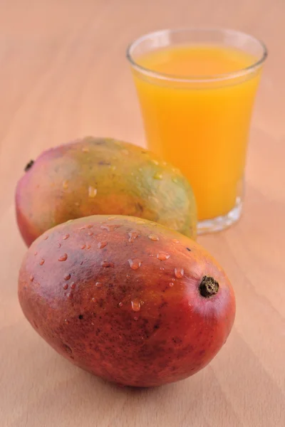 Mango en een glas van mango sap — Stockfoto