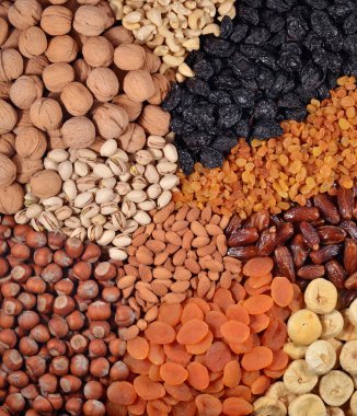 Çeşit çeşit fındık ve kurutulmuş meyve.