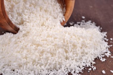 ahşap bir kabın içinde rendelenmiş hindistan cevizi