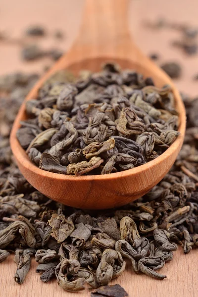 Grüner Tee in einem Holzlöffel — Stockfoto