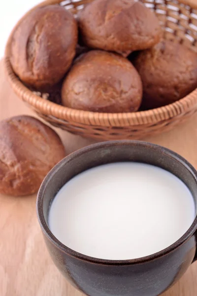 Керамическая чашка с молоком и хлебом — стоковое фото