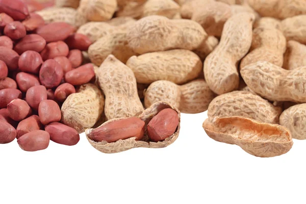 Un mucchio di arachidi su un bianco — Foto Stock
