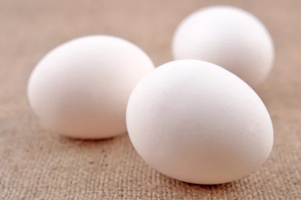 Eier auf einem Sack — Stockfoto