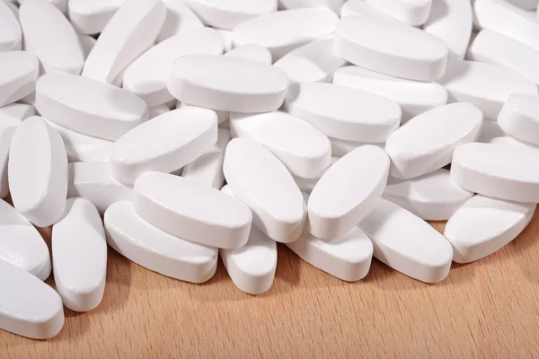 Купка білих таблеток — стокове фото