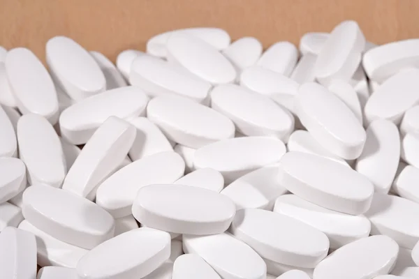 Купка білих таблеток — стокове фото