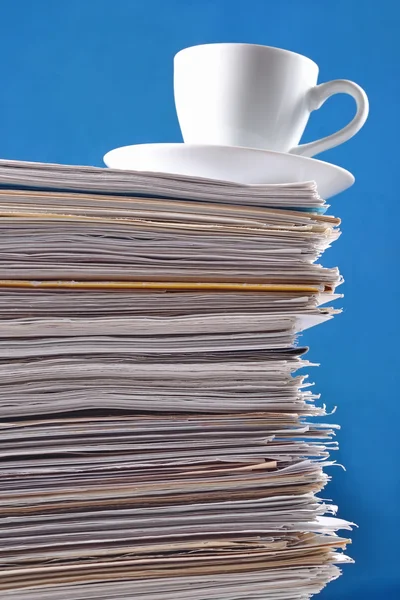 Cup on a pile of papers — Stock Photo, Image