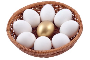 altın yumurta ve hasır üzerinde beyaz bir kase jast yumurta