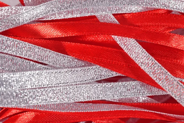 Stříbrné a červené stužky zblízka — Stock fotografie