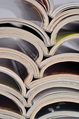 Bir yığın eski dergi