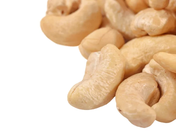 Högen av cashewnötter på vit bakgrund — Stockfoto