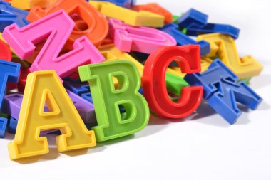 plastik renkli alfabe abc harfleri