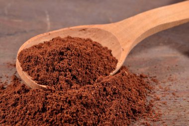 bir kaşık içinde çekilmiş kahve