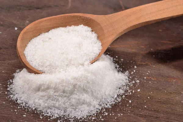 Salt i en sked — Stockfoto