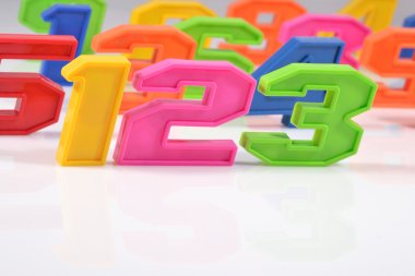 123 üzerinde beyaz renkli plastik numar