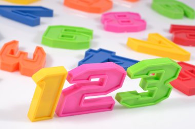 123 üzerinde beyaz renkli plastik numar