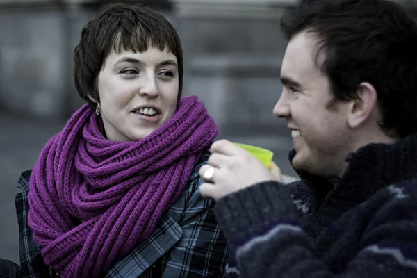 Joven pareja romántica de Londres riendo —  Fotos de Stock