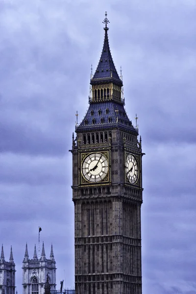 The spire of the Big Ben clocktower on the Houses of Parliament, London , E — Stock Photo, Image