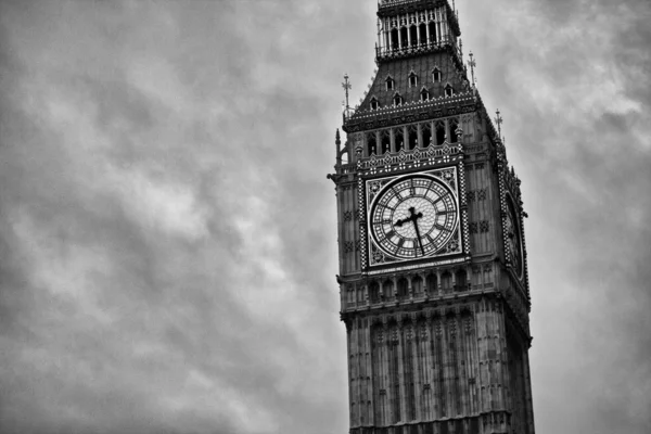 The spire of the Big Ben clocktower on the Houses of Parliament, London, E — стоковое фото