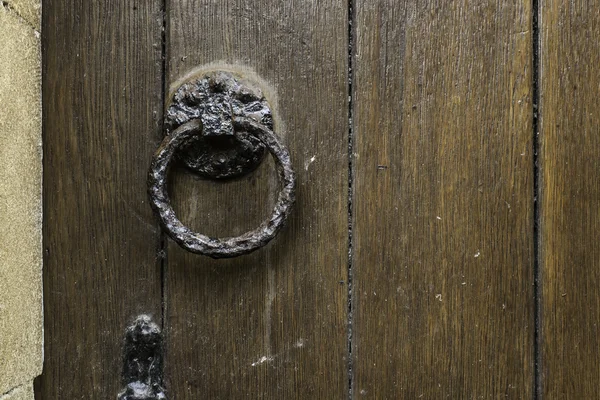 旧铸铁 doorknocker — 图库照片