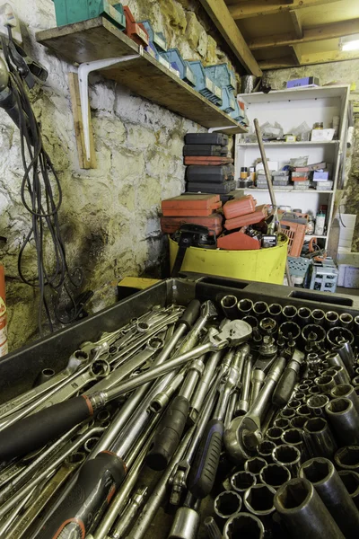 Intérieur de garage avec une variété d'outils — Photo