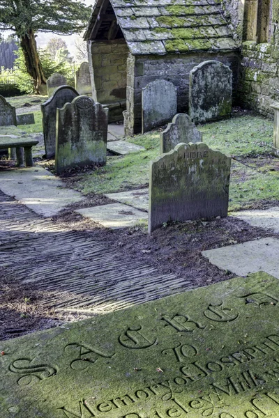 소박한 교회 묘지와 묘비 — 스톡 사진