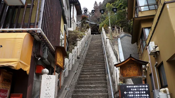 SHIBU ONSEN, GIAPPONE - 27 MARZO: Storiche località termali ryokan e onsen 27 marzo 2013 in Giappone. La storica città termale risale a oltre 400 anni fa . — Foto Stock