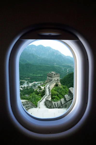 Viajar China, vista de la ventana de aviones con la Gran Muralla de China — Foto de Stock