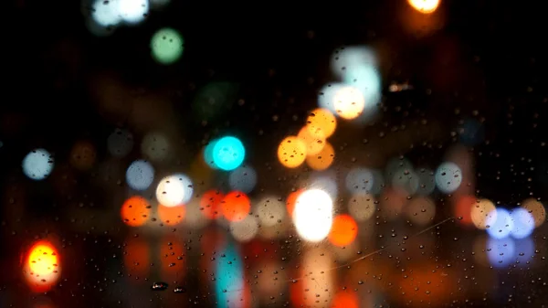 Condução na noite chuvosa, desfocado — Fotografia de Stock