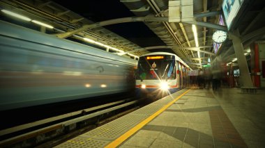Bangkok, Tayland - 16 Temmuz 2013: bts skytrain tren için bekleyen insanlar. Her gün skytrain 600.000 yolcu yolculuk