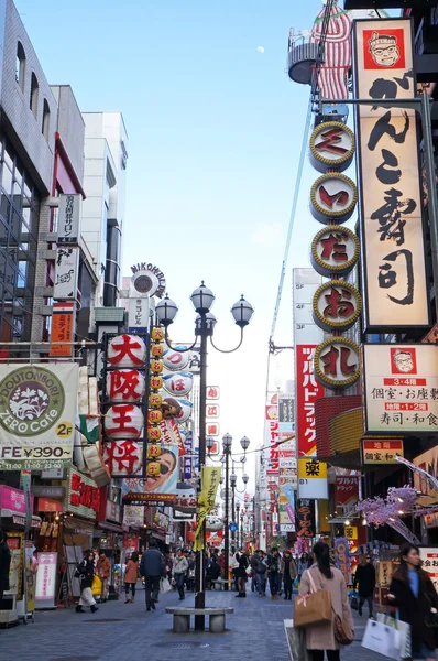 ОСАКА - 10 МАРТА: Знаменитая реклама Дотонбори 10 марта 2014 года в Осаке, Япония. С историей, уходящей корнями в 1612 год, район в настоящее время является одним из основных туристических направлений Осаки . — стоковое фото