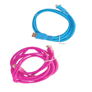 Beyaz arka plan üzerinde izole yama ve usb kablosu