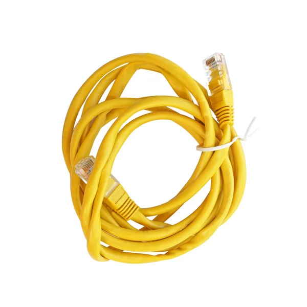 Cabo de remendo amarelo com plugues RJ45 isolados sobre fundo branco . — Fotografia de Stock