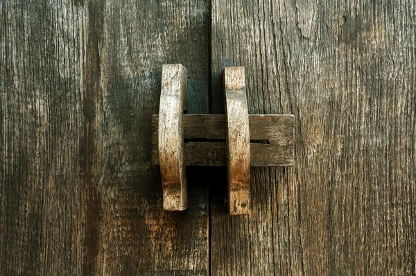 Przestarzałe drzwi drewniane śruby, tajskiej tradycji — Zdjęcie stockowe