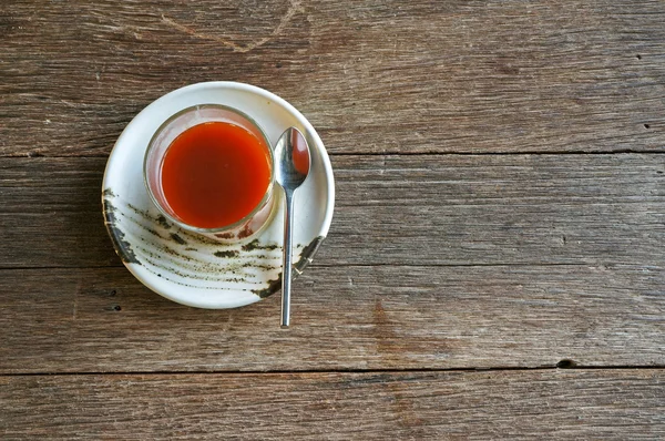 लकड़ी की मेज पर गर्म चाय ( थाई चाय ) — स्टॉक फ़ोटो, इमेज
