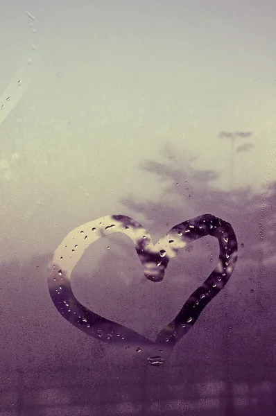 Gezeichnetes Herz auf dem nassen Glas — Stockfoto