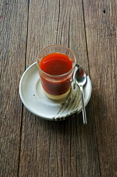 Té caliente sobre mesa de madera (té tailandés) ) — Foto de Stock