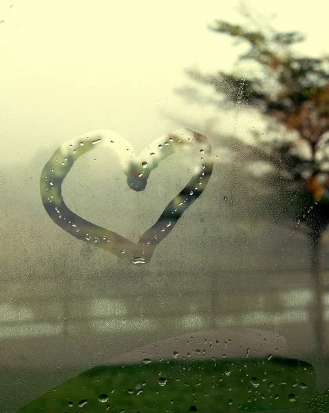 Drawn heart on the wet glass — Stock Photo, Image